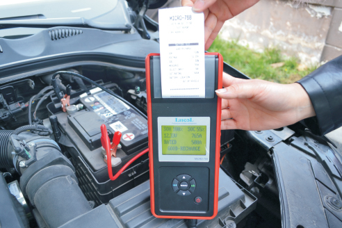 Widok testera MICRO-768A podczas pomiarów